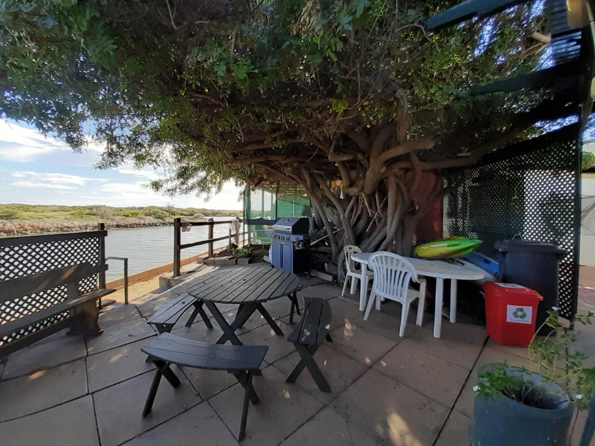 Pelican Point Waterfront Resort Formerly Carnarvon Beach Retreat Bagian luar foto