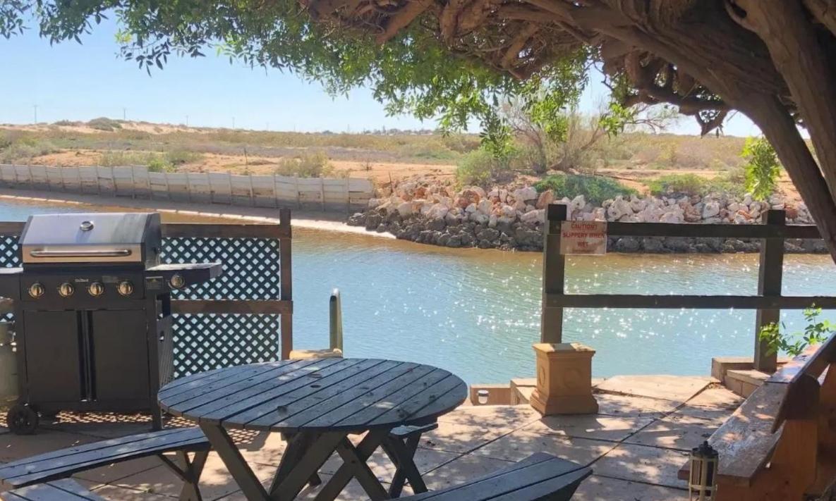 Pelican Point Waterfront Resort Formerly Carnarvon Beach Retreat Bagian luar foto