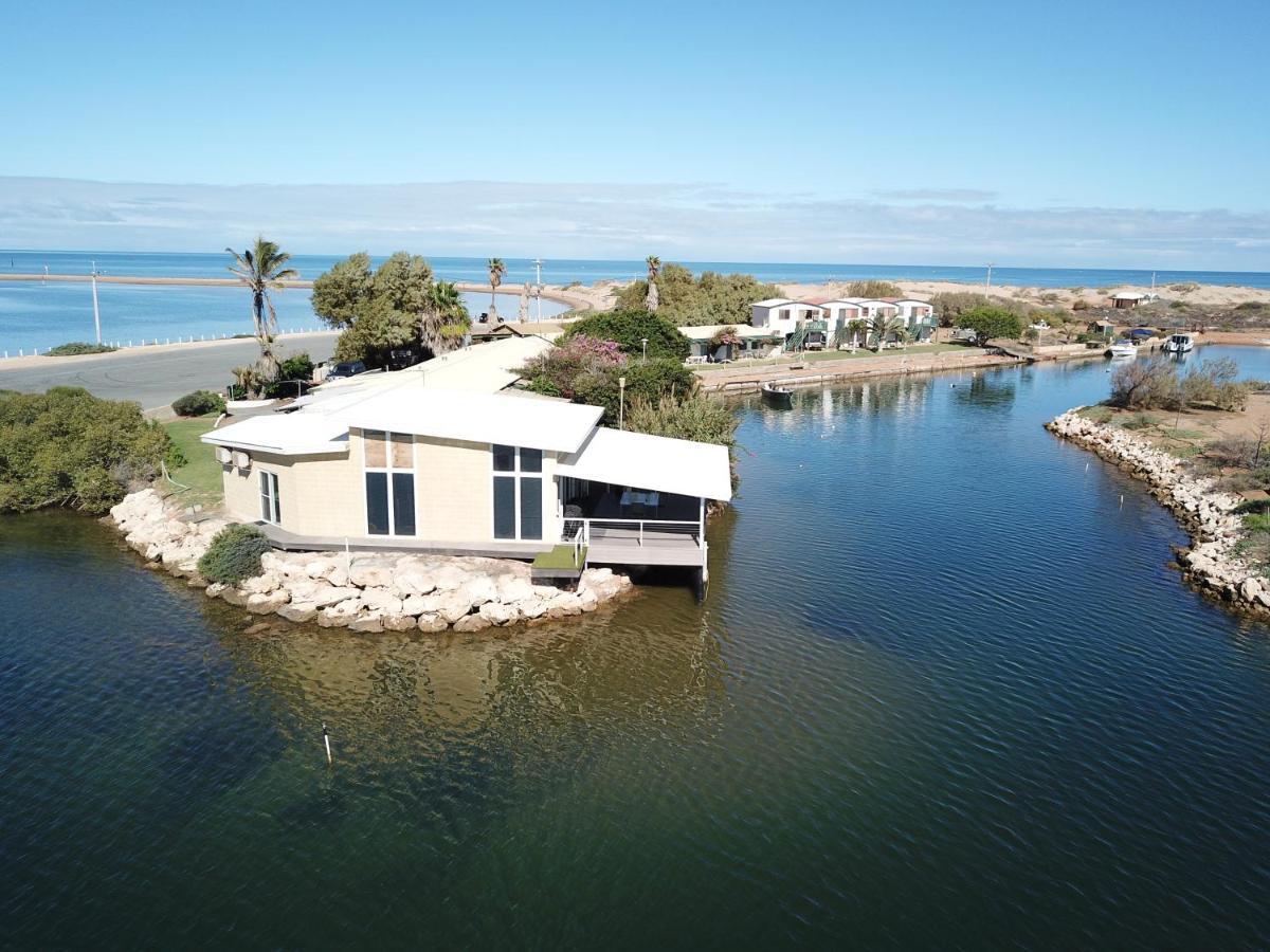 Pelican Point Waterfront Resort Formerly Carnarvon Beach Retreat Bagian luar foto