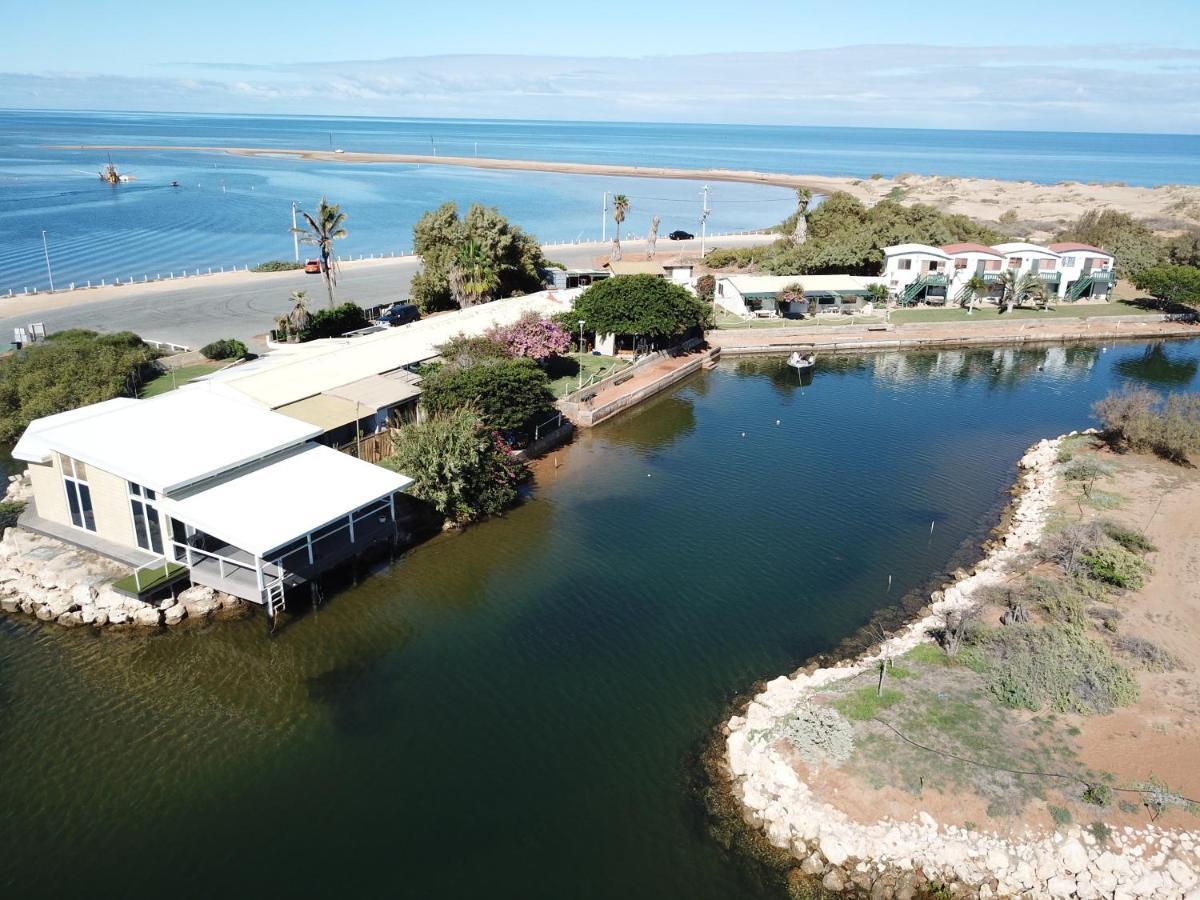 Pelican Point Waterfront Resort Formerly Carnarvon Beach Retreat Bagian luar foto