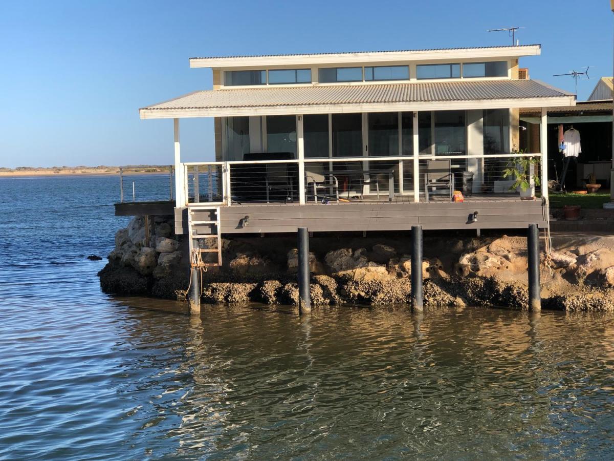 Pelican Point Waterfront Resort Formerly Carnarvon Beach Retreat Bagian luar foto