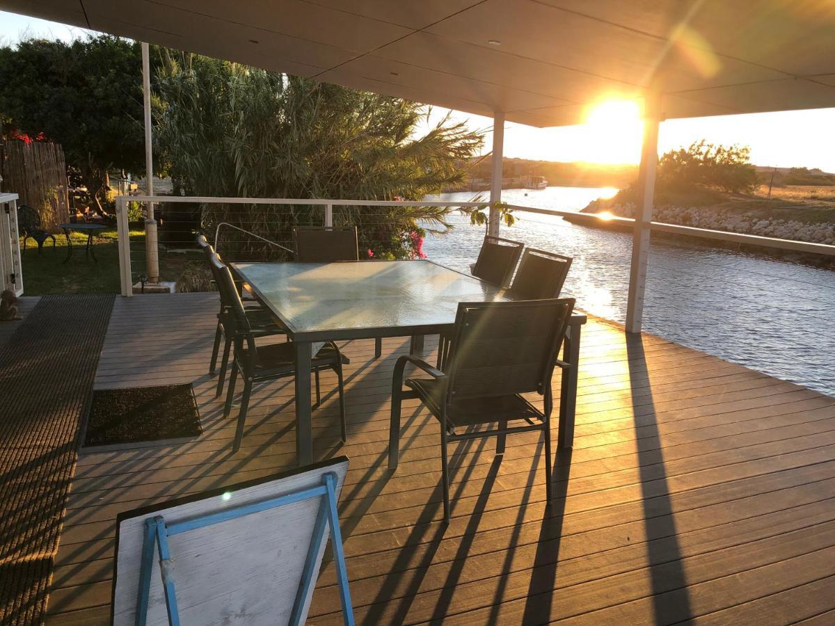 Pelican Point Waterfront Resort Formerly Carnarvon Beach Retreat Bagian luar foto