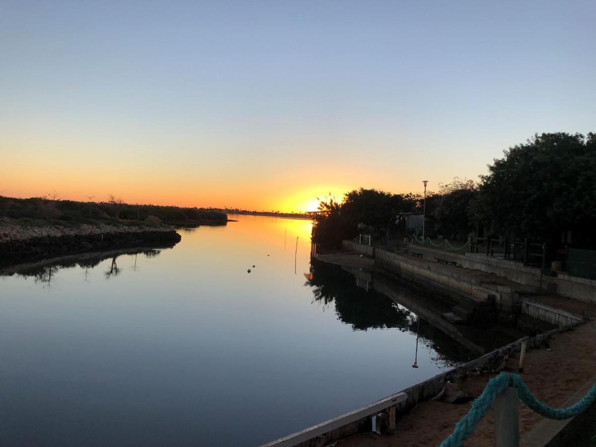 Pelican Point Waterfront Resort Formerly Carnarvon Beach Retreat Bagian luar foto