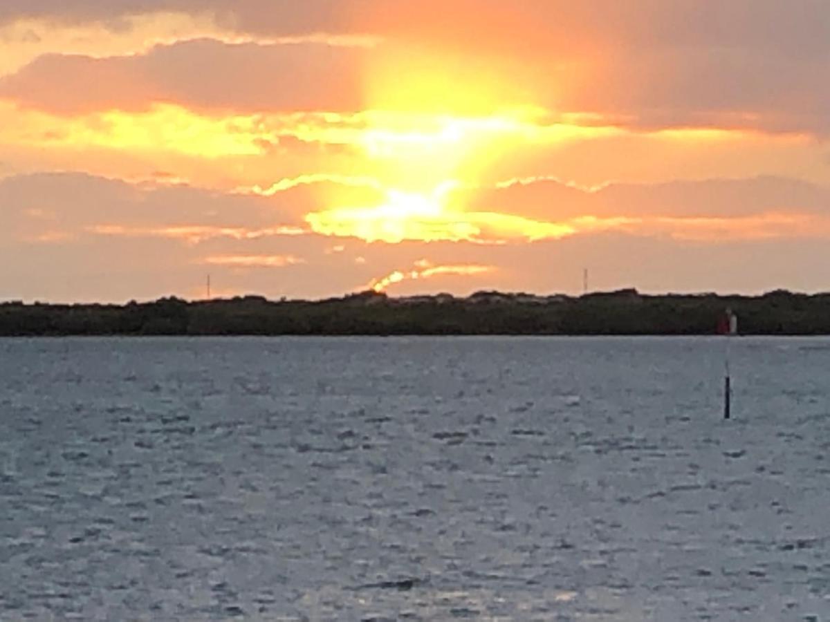 Pelican Point Waterfront Resort Formerly Carnarvon Beach Retreat Bagian luar foto